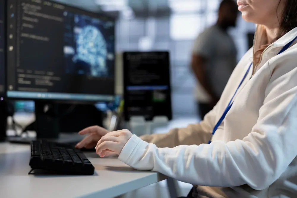 Operatrice al lavoro su una postazione di monitoraggio della sicurezza